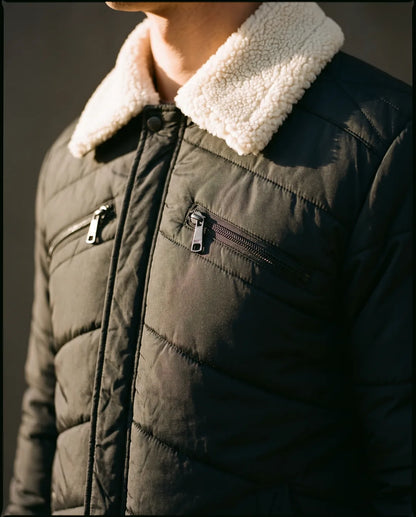 Detalle del cuello ovejero de la chaqueta para hombre